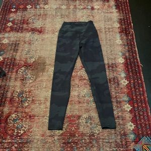 Alo size medium camo leggings